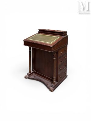un vieux bureau en bois avec un plateau en marbre et des tiroirs