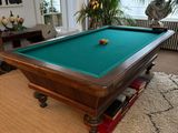 une table de billard au milieu d'un salon
