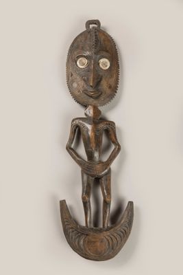 une sculpture en bois représentant un homme tenant un poisson