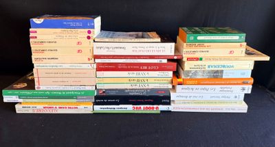plusieurs livres empilés sur une table