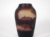 un vase sur lequel est représenté un château