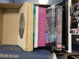 de nombreux livres qui sont rangés dans une boîte sur une étagère