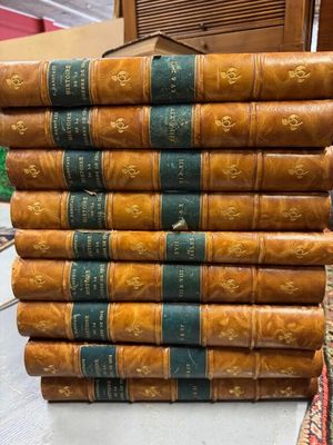 plusieurs vieux livres empilés sur une table
