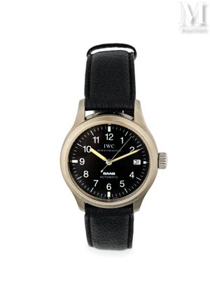 une photo d'une montre-bracelet avec un cadran noir et un bracelet en cuir noir
