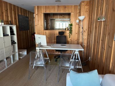 Une console, un canapé, un aspirateur balai de marque DREAME…