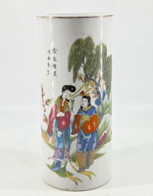 CHINE. Vase cylindrique en porcelaine à décor de personnages…