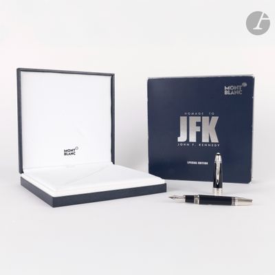 une boîte avec un stylo et une boîte contenant un stylo