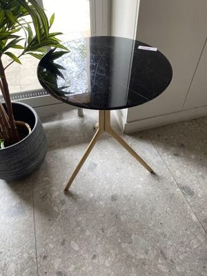 1 Table ronde en marbre noir. 50x60 cm (modèle d'exposition)