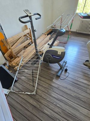 une pièce dont le sol est en grande partie recouvert de parquet