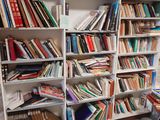 une pièce avec beaucoup de livres sur les étagères