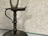 une théière en argent et une théière en argent posées sur une table