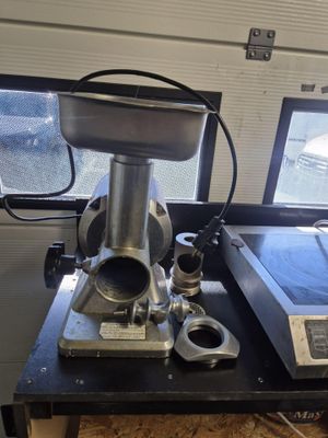 une machine posée sur une table devant une fenêtre