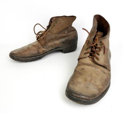 une vieille paire de chaussures en cuir marron à lacets