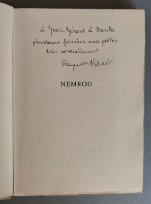 un livre ouvert avec une écriture dessus, posé sur une table
