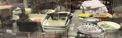 de nombreux bols et casseroles exposés dans une vitrine