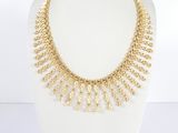 gros plan d'un collier en or sur un mannequin