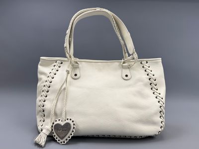 une image représentant un sac à main blanc orné d'un cœur