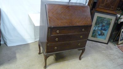 un petit bureau en bois surmonté d'un tiroir