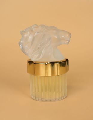 un gros plan d'un vase en verre contenant un morceau de papier de soie