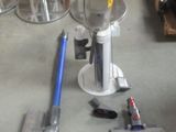 une machine posée par terre à côté d'autres objets