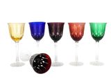 plusieurs verres à vin de couleurs différentes sont alignés