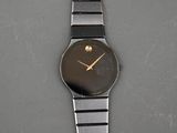 gros plan d'une montre-bracelet sur une table