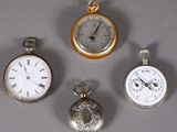 quatre types différents de montres de poche sur un fond gris
