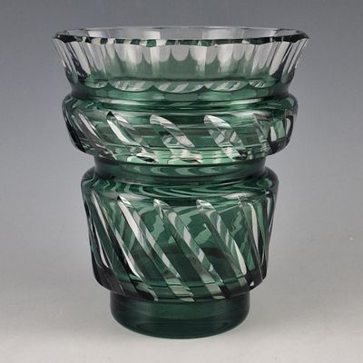 un vase en verre vert posé sur une table