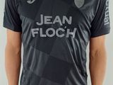 Cet homme pose pour une photo dans son maillot de foot