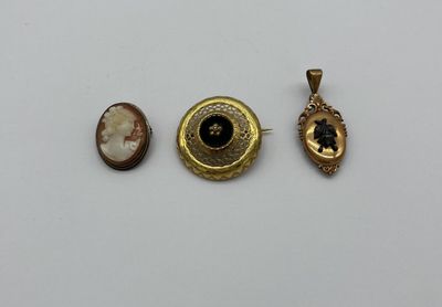 trois bijoux sont présentés sur un fond blanc