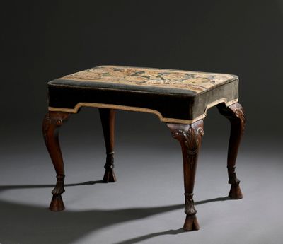 un petit tabouret en bois orné d'un motif floral