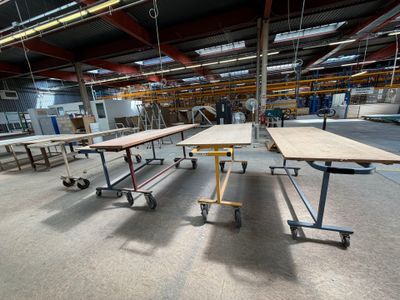 de nombreuses tables disposées au milieu d'une pièce