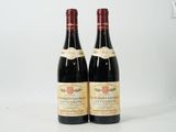 deux bouteilles de vin posées l'une à côté de l'autre sur une surface blanche