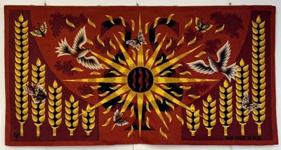une image représentant une tapisserie rouge ornée d'oiseaux et de blé