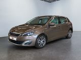 La voiture marron est garée dans le garage d'un immeuble.