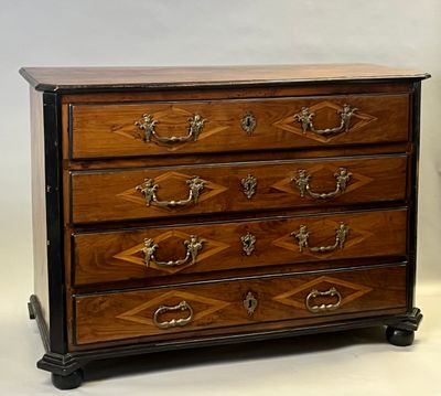 une commode en bois avec de nombreux tiroirs