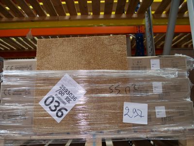 une palette remplie de cartons dans un entrepôt