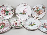 six assiettes ornées de motifs floraux sont disposées sur un fond blanc