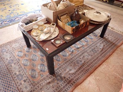 une table basse sur laquelle sont posés de nombreux objets