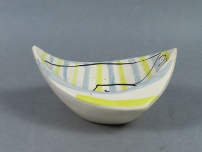 un bol blanc orné d'un motif à rayures bleues et jaunes