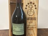 une bouteille de vin posée sur une table à côté d'une caisse en bois