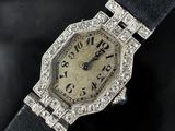 un gros plan d'une montre-bracelet dont le cadran est orné de diamants