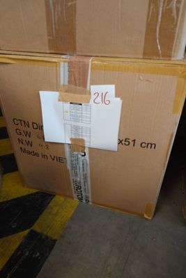 une boîte en carton sur laquelle est collé un autocollant