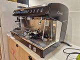 une photo d'une machine à café exposée dans un magasin