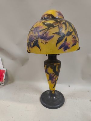 lampe jaune et violette avec un pied noir et un pied noir surmonté d'un abat-jour jaune et violet