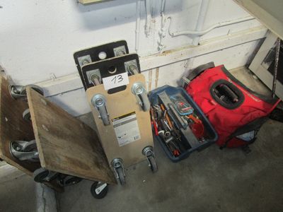 un tas d'outils posé sur un chariot dans un garage