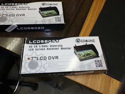 deux ordinateurs portables posés sur une table