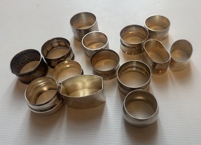 de nombreuses coupes en argent posées sur une table