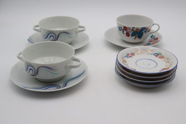 Deux bouillons en porcelaine décor moderne, un déjeuner en porcel...