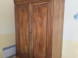 une armoire en bois dans le coin d'une pièce